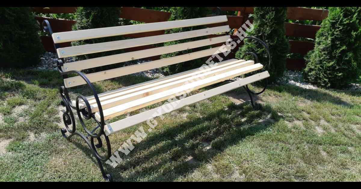 Kényelmes kerti pad kovácsolt vas lábal 